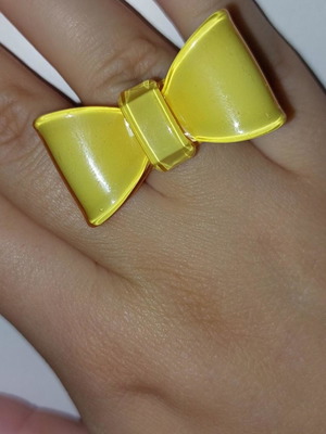 Yellow bow ring polymer in very good condition