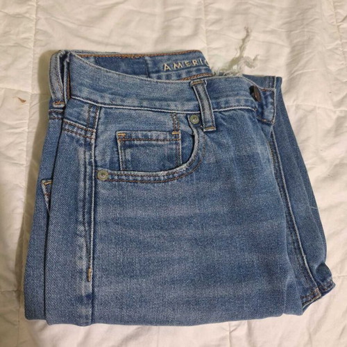 American Eagle women's blue mom jeans like new with knee rips and frayed hems