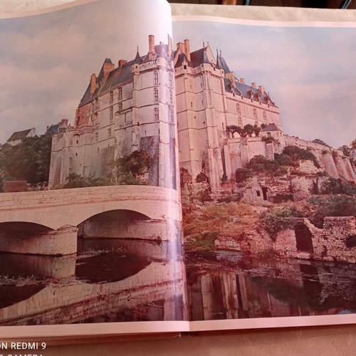 Les Châteaux de la Loire book like new, French, 1956 edition