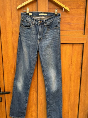 Levi's High Rise Straight women's jeans like new, size 27/30, blue