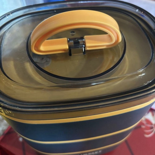 Lunch box set of three 2000ml containers like new, microwave safe
