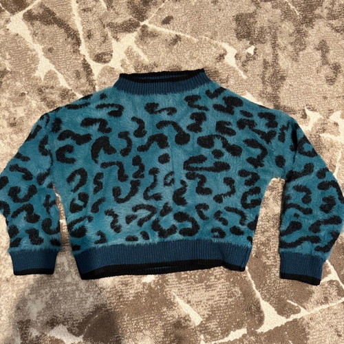 Fluffy sweater like new, very soft