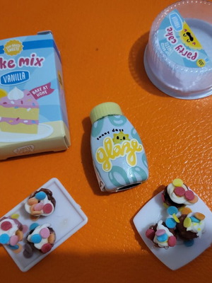 Mini verse make mini holidays dinner toy with cake mix and cupcakes new