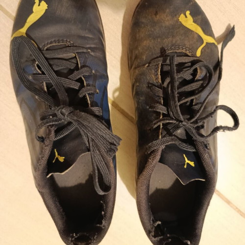 Ποδοσφαιρικά παπούτσια Puma μεταχειρισμένα, μέγεθος 37, μαύρα με μπλε και κίτρινες λεπτομέρειες