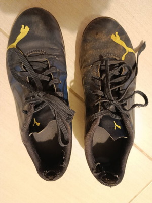 Ποδοσφαιρικά παπούτσια Puma μεταχειρισμένα, μέγεθος 37, μαύρα με μπλε και κίτρινες λεπτομέρειες