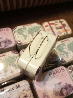 Βαλίτσα διακόσμησης σαν καινούργια με μικρό χώρο αποθήκευσης μπιζού