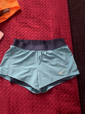 Nike σορτς με κολάν μέγεθος Μ σαν καινούργιο