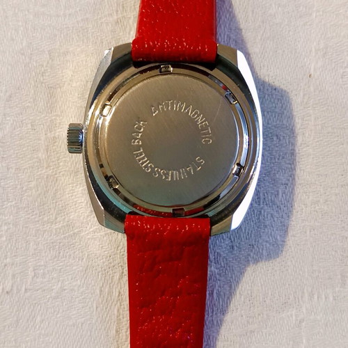 Winding women's watch unused, 32 millimeters size