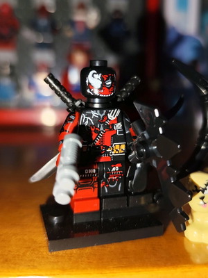 Venomized Deadpool like new with stand and accessories