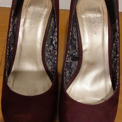 Voi Noi suede pumps like new, size 38, eggplant color