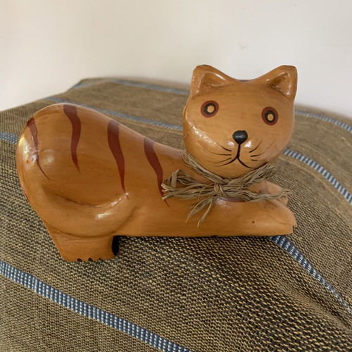 Decorative wooden cat figurine like new, corner sitting design