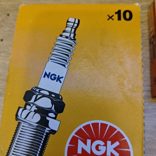 NGK Standard BKUR6ET-10 spark plug new