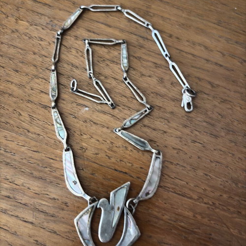 Silver necklace with mother-of-pearl like new