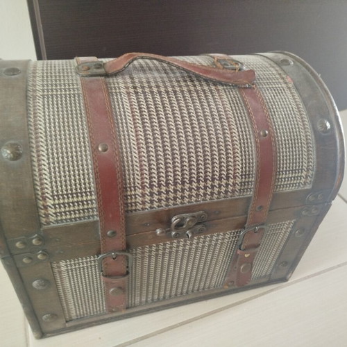 Chest with minor handle damage, like new