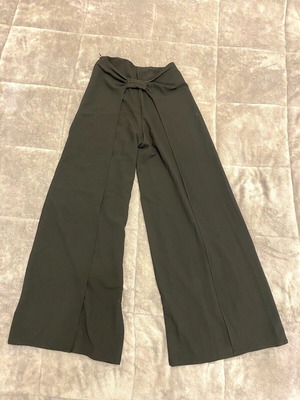 Black fabric pants like new with bow detail at back, size S