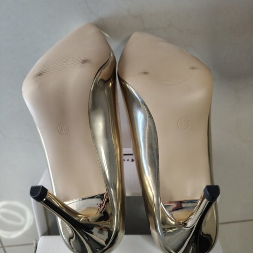 Pumps gold with thin heel size 35 like new