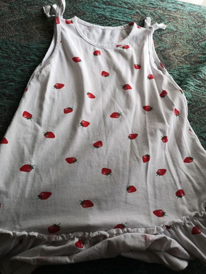 Girls' dresses used with strawberries size 6, white