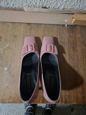 Women's leather shoes pink color like new, size 38
