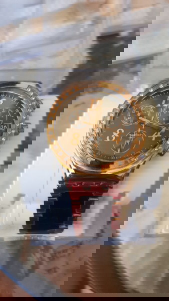 Swatch ρολόι ροζ χρυσό με μαύρο μπρασελέ