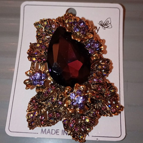 Brooch medallion Violet Rouge new with multicolor crystals