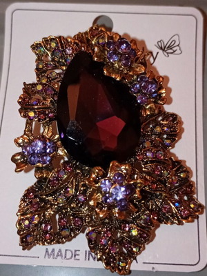 Brooch medallion Violet Rouge new with multicolor crystals