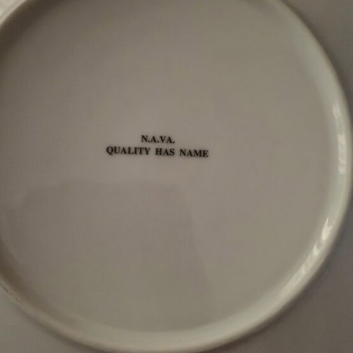 Set of 4 plates, 2 large platters and 2 deep salad bowls like new