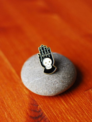 Memento Mori pin new with enamel