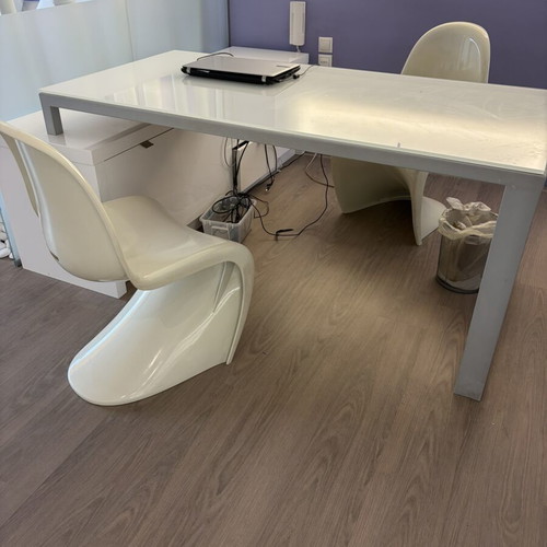 Corner desk 1.90x1.80 with two chairs like new, white lacquer and glass