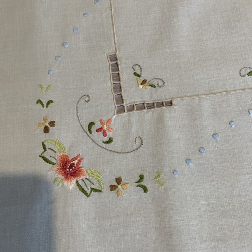 Vintage tablecloth with Richelieu cutwork embroidery 82x80cm like new