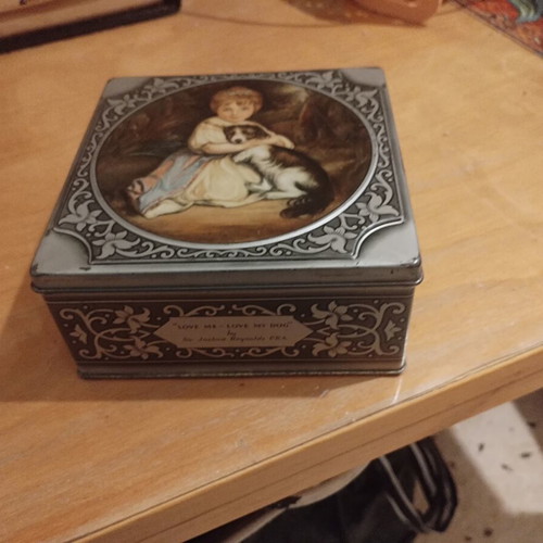 Vintage metal box like new