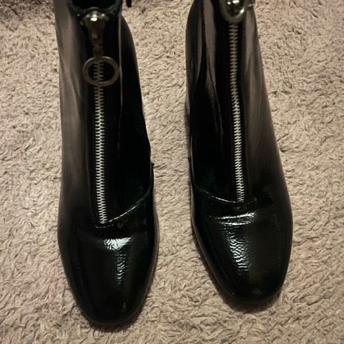 Black patent leather ankle boots like new, size 40