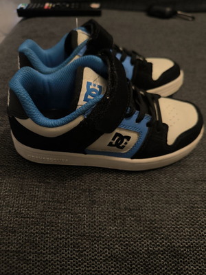 DC Manteca 4 V Velcro kids sneakers size 31