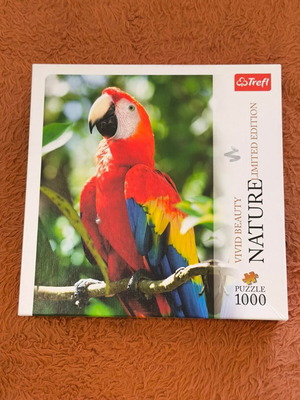 Puzzle 1000 pieces with parrot image