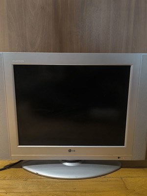 LG RZ-20LA70 20-inch TV used
