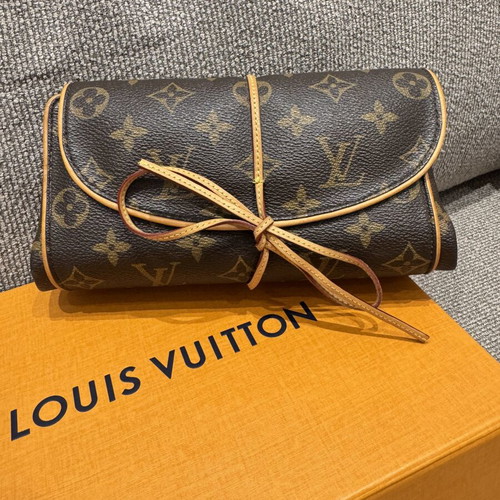 Louis Vuitton Monogram Jewelry Roll travel case like new, brown