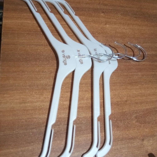 Store clothing hangers like new, pack of 14, white pearl
