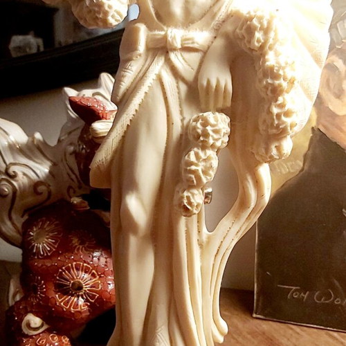 Vintage decorative figurine made of high-quality resin in ivory color, like new