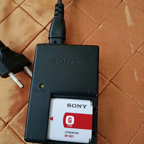 Sony Cyber-shot camera 7.2 megapixels used with battery and 2.0 Gb memory card