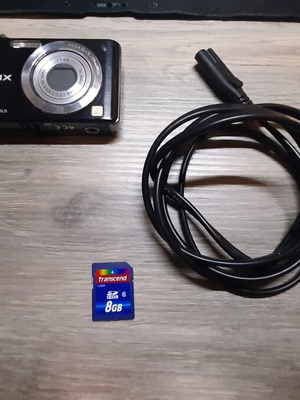 Panasonic Lumix DMC-FS15 camera like new with 12MP and 5x Leica zoom