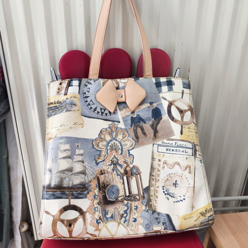 Axel shoulder bag like new, waterproof, colorful