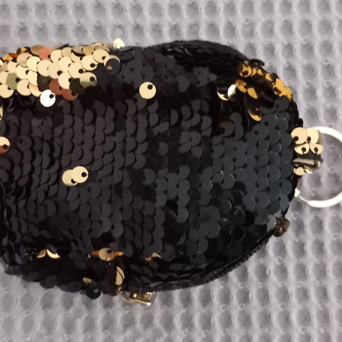 Keychain wallet with sequins used