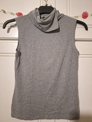Sleeveless elastic turtleneck like new, gray, size M