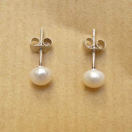 Silver 925 stud earrings with 5.5mm pearls new