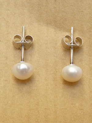 Silver 925 stud earrings with 5.5mm pearls new