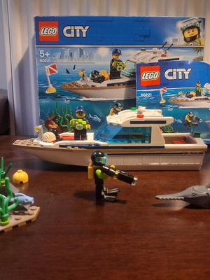 LEGO City 60221 police boat set