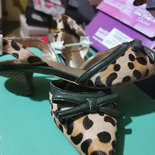Women's elegant low heel shoes with leopard print and bow