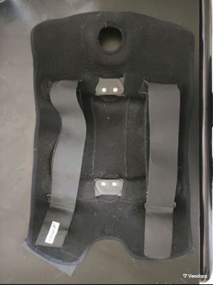 Kneecap brace used with articulated metal splints and adhesive closure