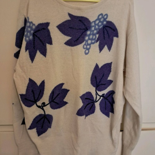 Woolen sweater with leaf pattern