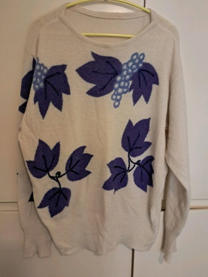 Woolen sweater with leaf pattern