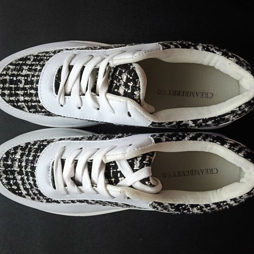 Creamberry’s women's athletic shoes new, white with black details, size 40